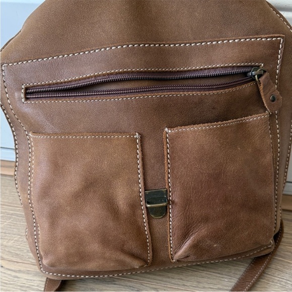 ROOTS Geniune Leather
Convertible Crossbody into
Backpack - Picture 8 of 13